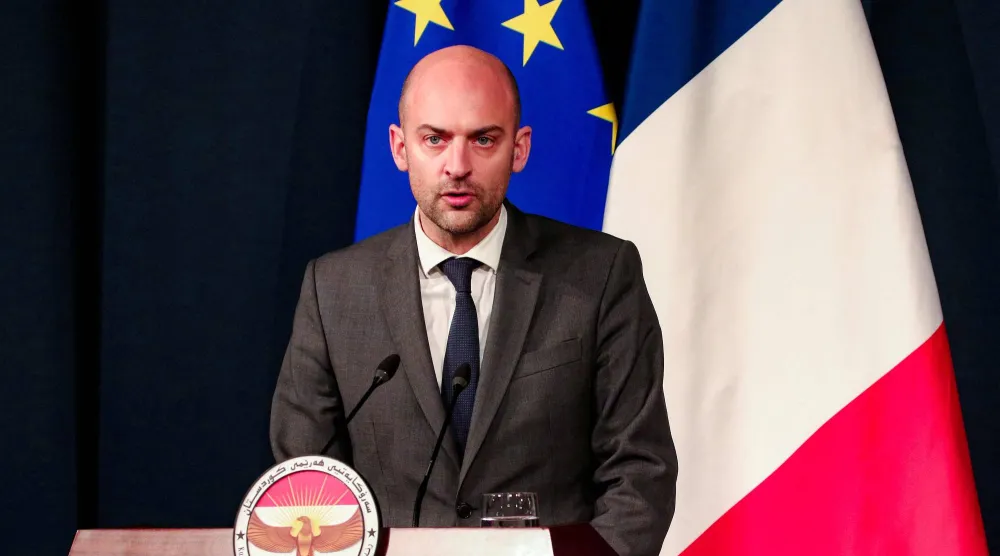 وزير الخارجية الفرنسي جان نويل - بارو يعقد مؤتمراً صحافياً مشتركاً مع رئيس إقليم كردستان العراق في أربيل 5 فبراير 2026 (أ.ف.ب)
