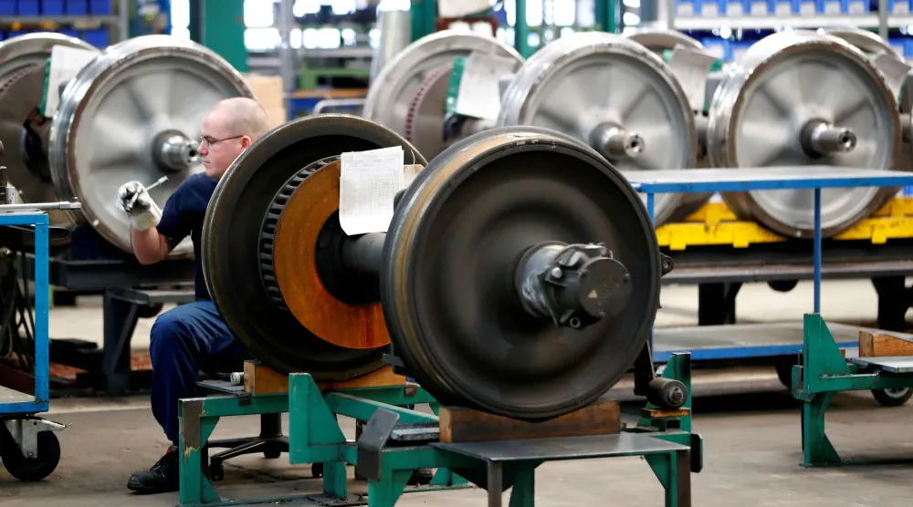 عامل في مصنع صيانة شركة السكك الحديد الألمانية «دويتشه بان» في شوني وايده ببرلين (رويترز)