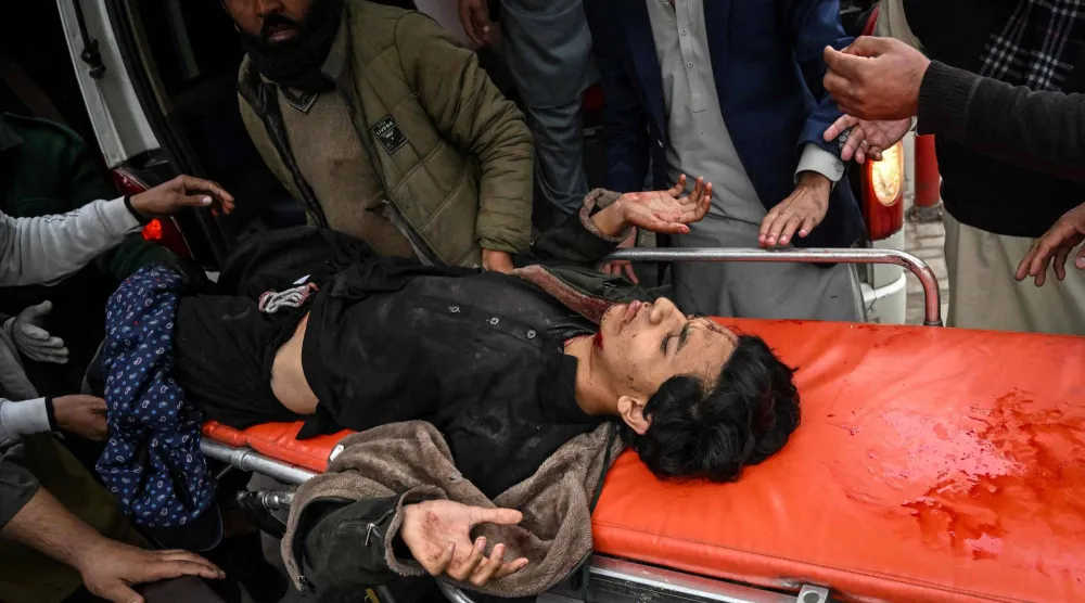 أشخاص يقومون بنقل رجل مصاب إلى المستشفى عقب انفجار في مسجد بإسلام آباد يوم 6 فبراير 2026 (أ.ف.ب)