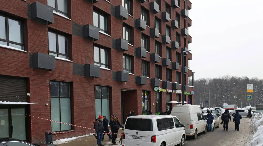 ضباط إنفاذ القانون وصحافيون خارج المبنى السكني الذي شهد محاولة اغتيال الجنرال الروسي فلاديمير أليكسيف في موسكو، روسيا 6 فبراير 2026 (رويترز)
