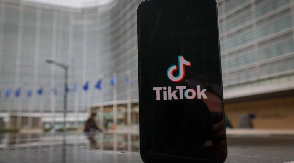 شعار تطبيق «تيك توك» يظهر على هاتف ذكي أمام مقر المفوضية الأوروبية في بروكسل (إ.ب.أ)