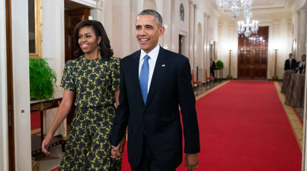 الرئيس الأميركي آنذاك باراك أوباما والسيدة الأولى حينها ميشيل أوباما يصلان لحضور حفل في القاعة الشرقية بالبيت الأبيض 24 نوفمبر 2015 (أ.ب)
