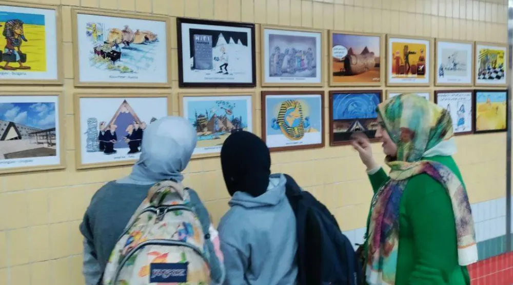 معرض الكاريكاتير جذب ركاب مترو القاهرة (الجمعية المصرية للكاريكاتير)