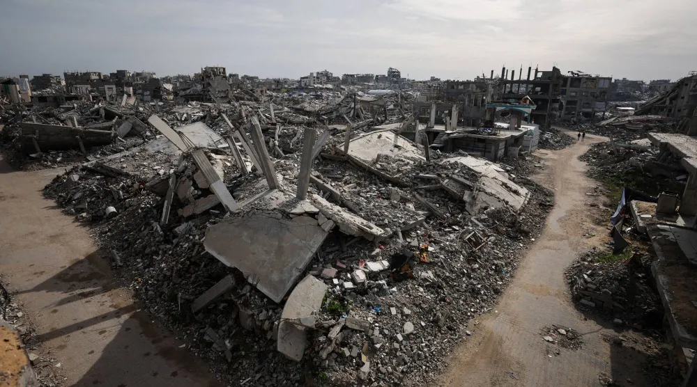 لقطة تُظهر أنقاض المباني التي دُمرت خلال الحرب في شمال قطاع غزة (رويترز)