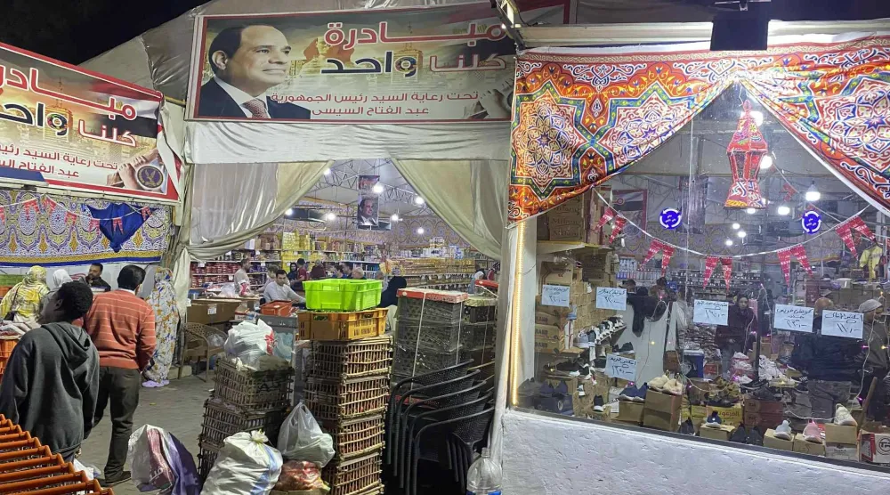 تخفيضات على أسعار السلع داخل إحدى مبادرات «كلنا واحد» لخفض الأسعار بمنطقة الدقي (الشرق الأوسط)