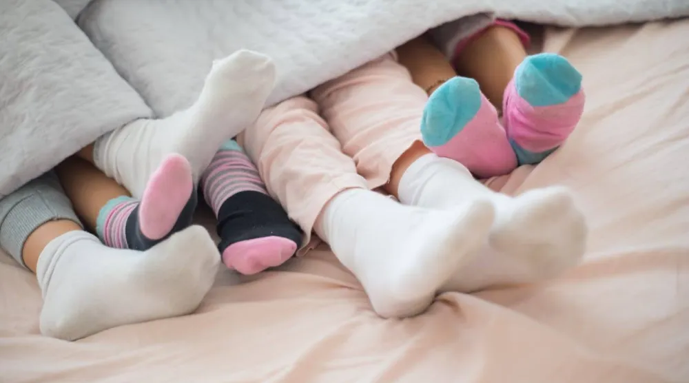 هل يُعدّ النوم بالجوارب عادة جيدة؟ (بكسلز)