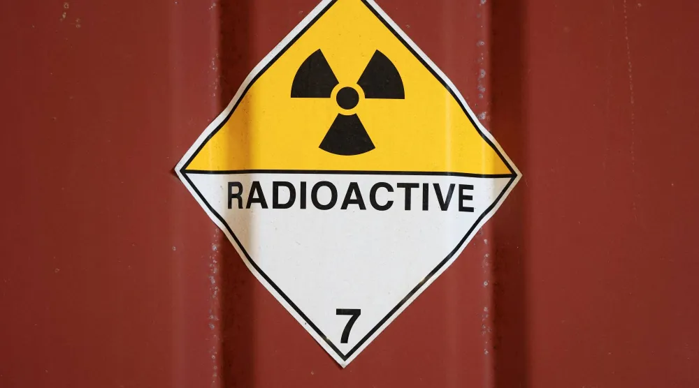 علامة «مواد مشعة» على جانب إحدى الحاويات التي تحوي نفايات مشعة بمحطة «دونري» في اسكوتلندا (رويترز) 