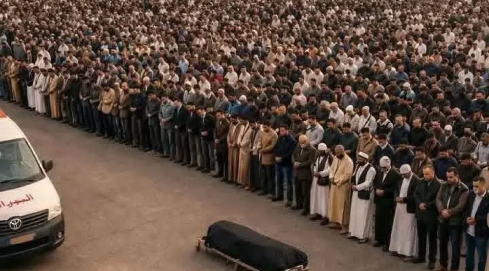 جموع من الليبيين يُصلّون على سيف القذافي في مدينة بني وليد (صفحات تابعة لسيف القذافي)