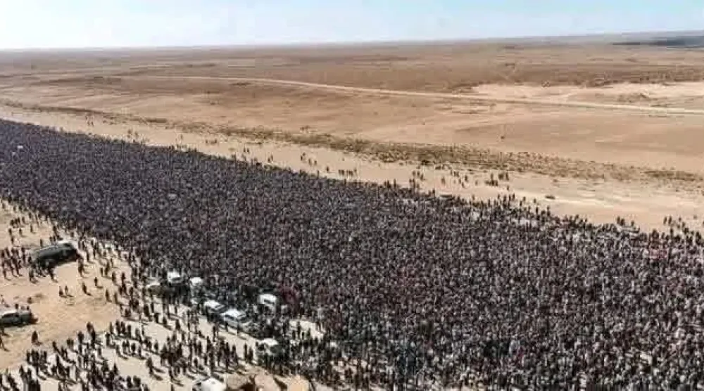 آلاف الليبيين في وداع سيف القذافي بمدينة بني وليد (صفحات تابعة لسيف القذافي)