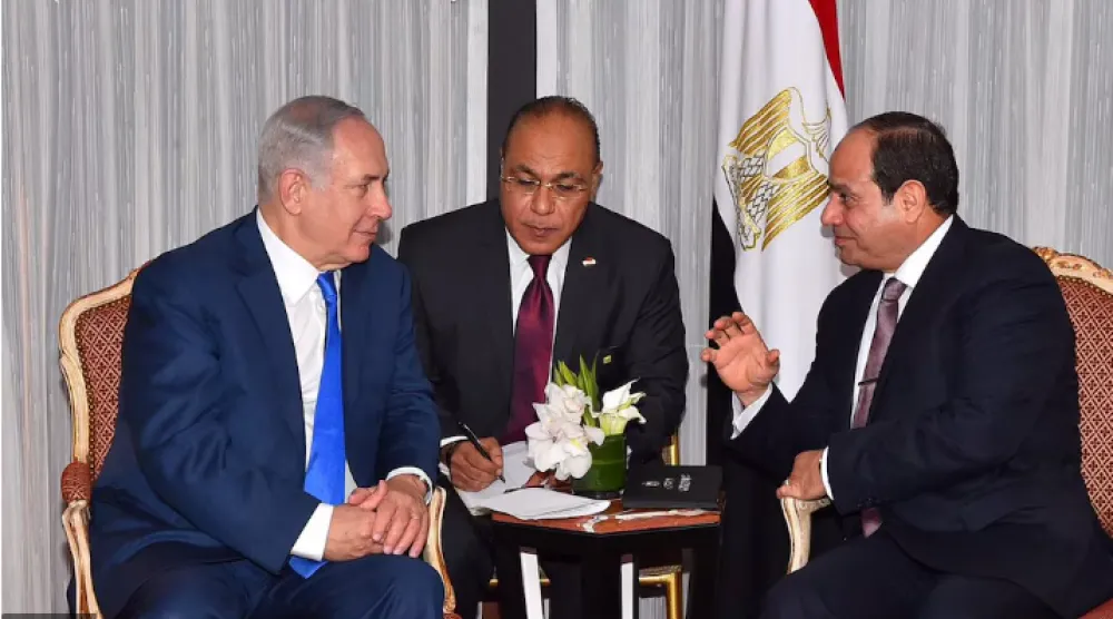 الرئيس المصري عبد الفتاح السيسي خلال لقاء رئيس الوزراء الإسرائيلي بنيامين نتنياهو على هامش اجتماع الجمعية العامة للأمم المتحدة 2017 (رويترز)