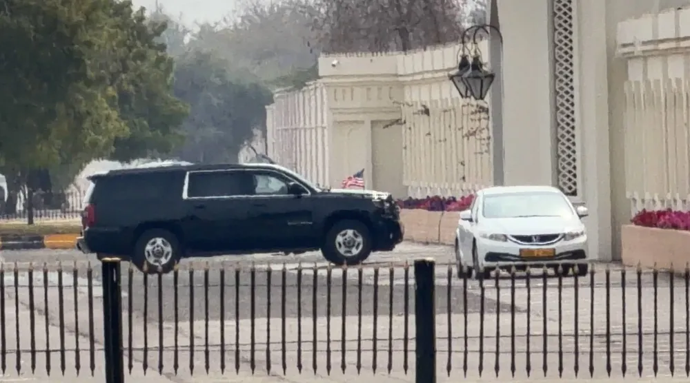 سيارة تقل ستيف ويتكوف المبعوث الخاص للبيت الأبيض تصل إلى مقر المحادثات في مسقط (أ.ب)