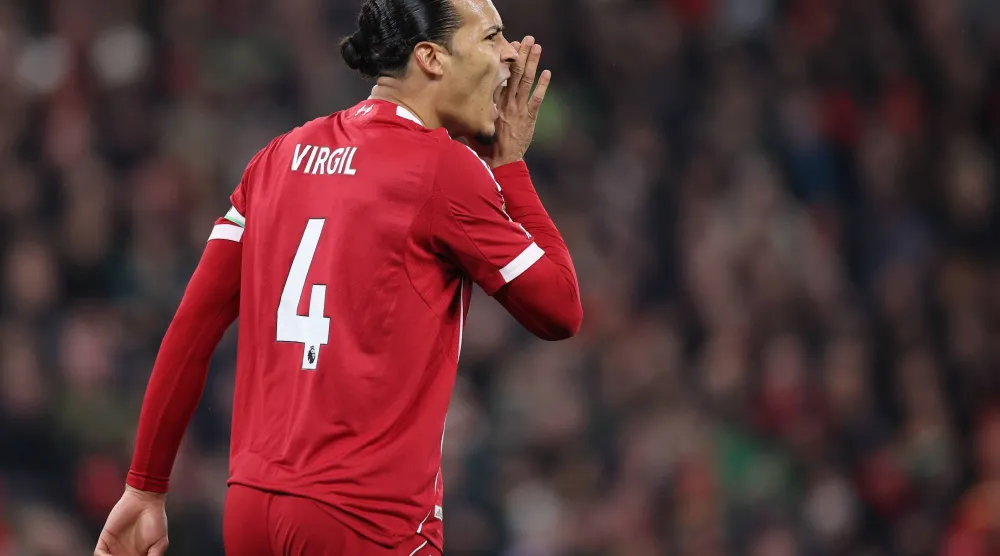 الهولندي فيرجيل فان دايك قائد فريق ليفربول (إ.ب.أ)