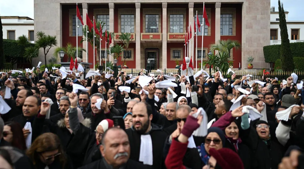 جانب من احتجاجات المحامين أمام مقر البرلمان المغربي في الرباط (أ.ف.ب)