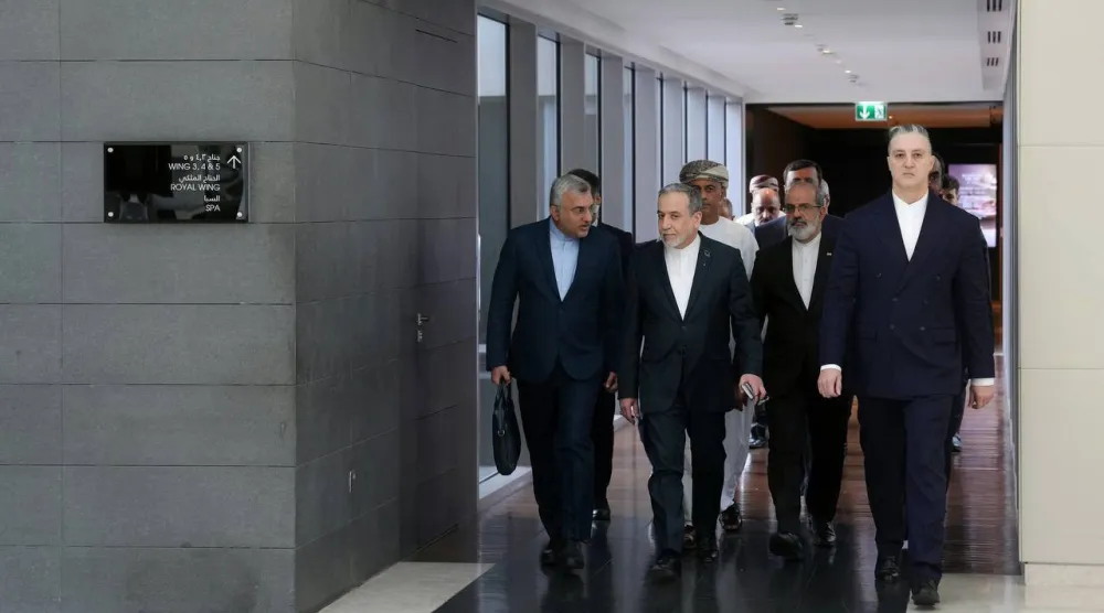 صورة نشرتها الخارجية الإيرانية من وصول الوفد التفاوضي برئاسة عراقجي إلى مقر المحادثات مع ستيف ويتكوف