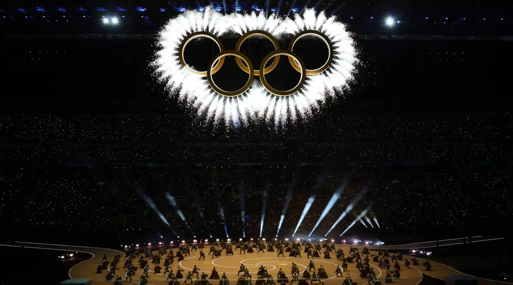 تشكّلت الحلقات لتجسّد الشعار الأولمبي خلال حفل افتتاح دورة الألعاب الأولمبية الشتوية ميلانو - كورتينا 2026 في ميلانو (أ.ف.ب)