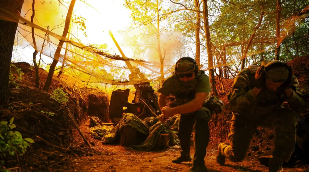 وحدة أوكرانية تطلق قذيفة مدفعية باتجاه مواقع روسية في منطقة خاركيف 2 يونيو 2025 (أ.ف.ب)