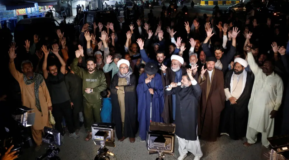 تجمع احتجاجي في كراتشي على الهجوم الذي استهدف مسجداً في إسلام آباد (رويترز)
