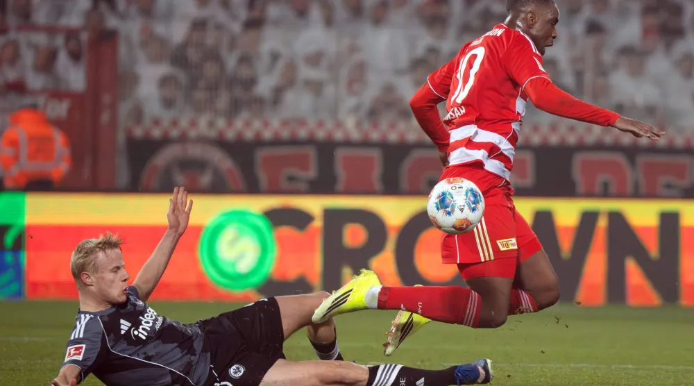 صراع على الكرة بين لاعب آينتراخت فرانكفورت أوسكار هويلوند ولاعب أونيون برلين إيلياس (د.ب.أ).