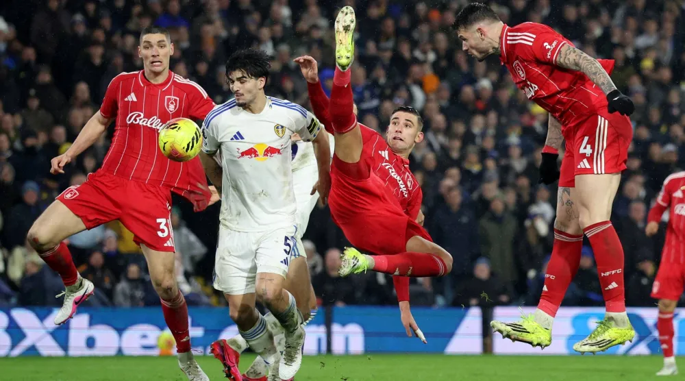 لاعب نوتنغهام فورست موراتو يوجّه ضربة رأس نحو المرمى خلال المباراة (رويترز).