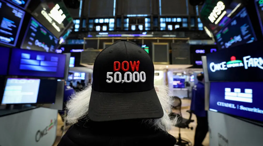 متداولون يعملون في قاعة التداول ببورصة نيويورك بينما يتجاوز مؤشر «داو جونز» الصناعي حاجز 50 ألف نقطة (رويترز)