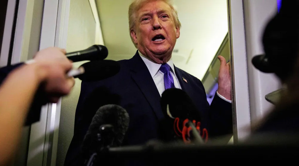 الرئيس الأميركي دونالد ترمب يتحدث إلى الصحافيين على متن الطائرة الرئاسية «إير فورس وان» في طريقه إلى بالم بيتش بولاية فلوريدا (أ.ف.ب) 