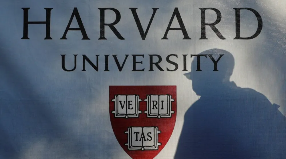 Harvard Üniversitesi tabelasında bir yayanın silüeti (Reuters)