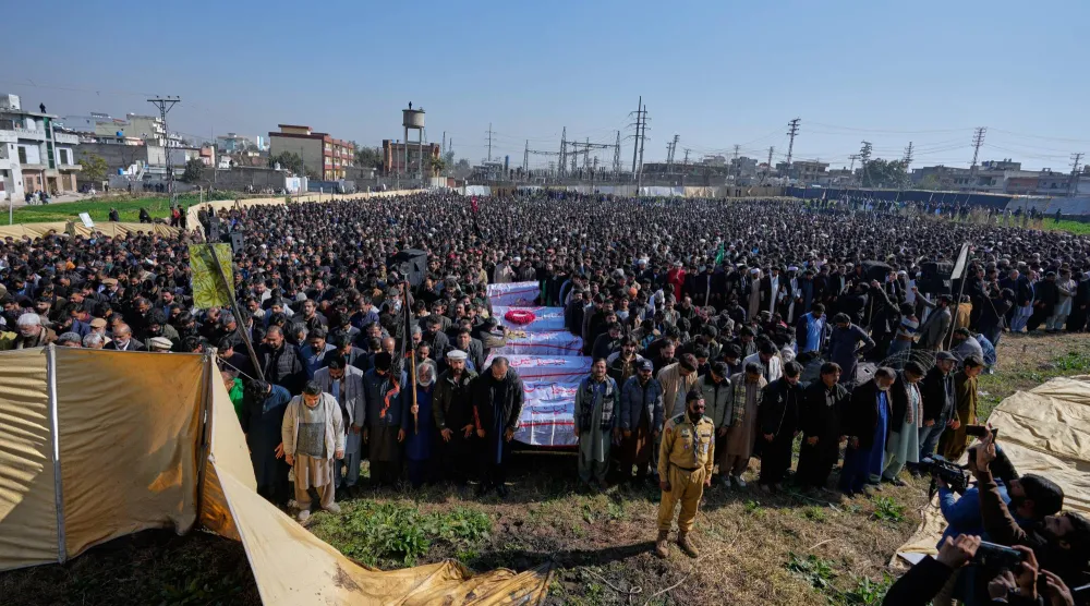 مشيعون يؤدون صلاة الجنازة على ضحايا التفجير الذي وقع يوم الجمعة داخل مسجد في إسلام آباد (أ.ب)