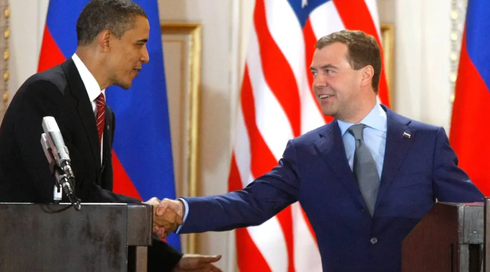 Dönemin ABD Başkanı Barack Obama ve Rus mevkidaşı Dmitriy Medvedev, 8 Nisan 2010 tarihinde Prag’da New START Anlaşması’nı imzaladıktan sonra el sıkışıyor. (AP)