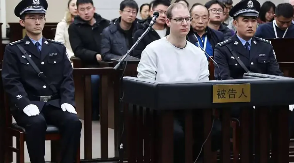 الكندي روبرت لويد شيلينبرغ خلال إعادة محاكمته بتهمة تهريب المخدرات في محكمة بمدينة داليان بمقاطعة لياونينغ شمال شرقي الصين في يناير 2019 (أرشيفية- أ.ف.ب)