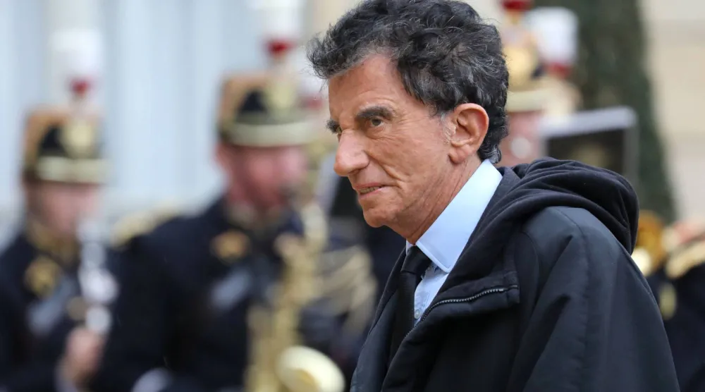 رئيس «معهد العالم العربي» في باريس جاك لانغ (أ.ف.ب)