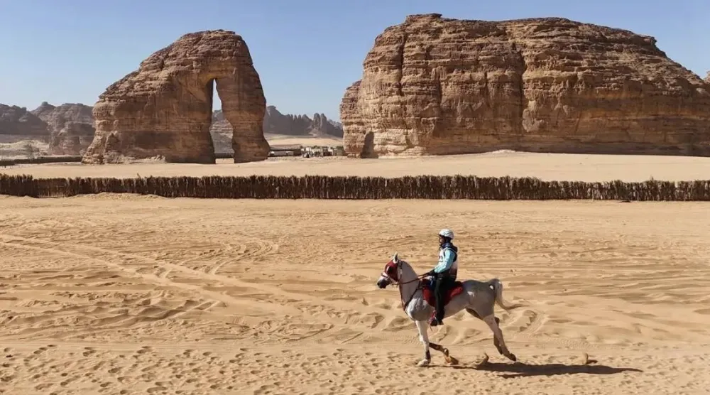 جبل الفيل يبدو في ظل فارس يعدو بخيله في السباق (واس)