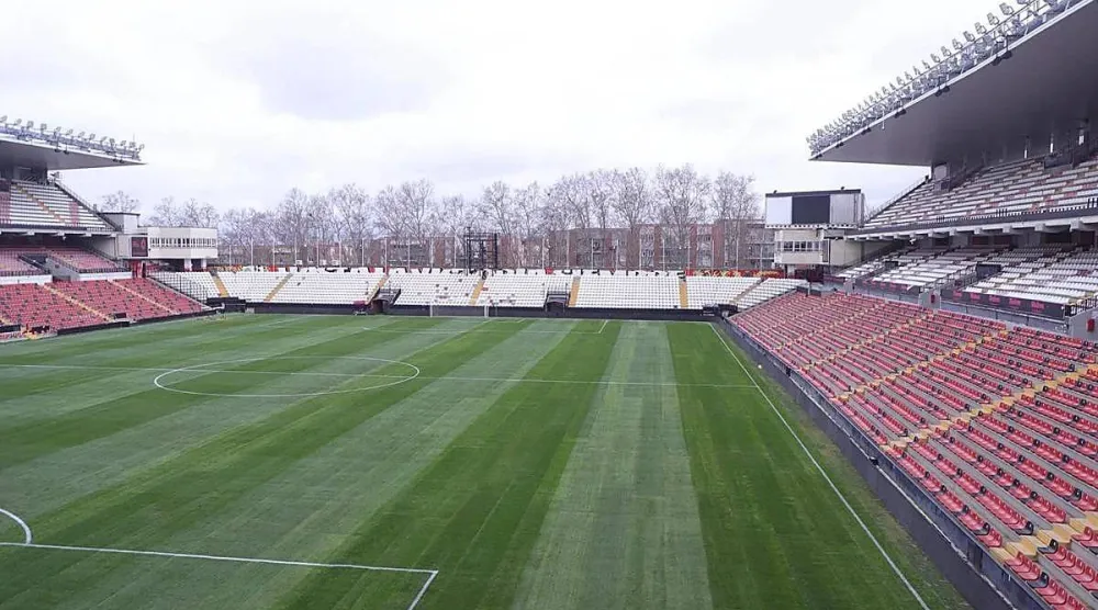 ملعب «فايكاس» يتعرض لظروف سيئة (نادي رايو فايكانو)