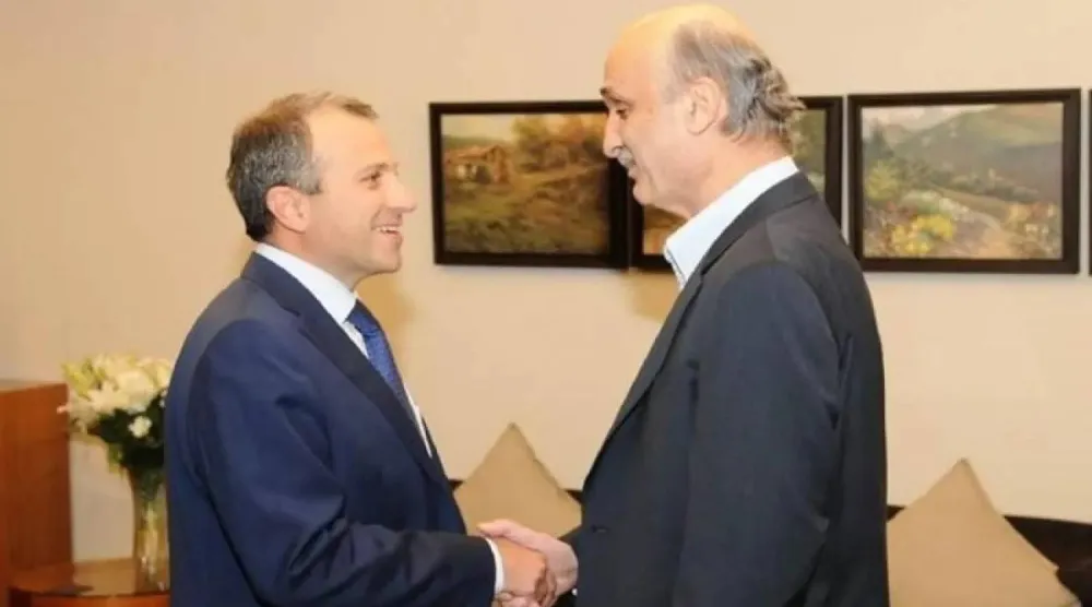 رئيس حزب «القوات اللبنانية» سمير جعجع ورئيس «التيار الوطني الحر» النائب جبران باسيل في لقاء سابق منذ سنوات (أرشيفية - وسائل إعلام لبنانية)