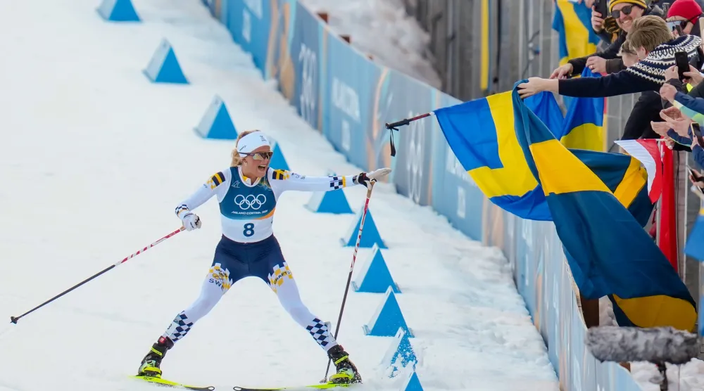 السويدية فريدا كارلسون بطلة التزلج المختلط (أ.ب)