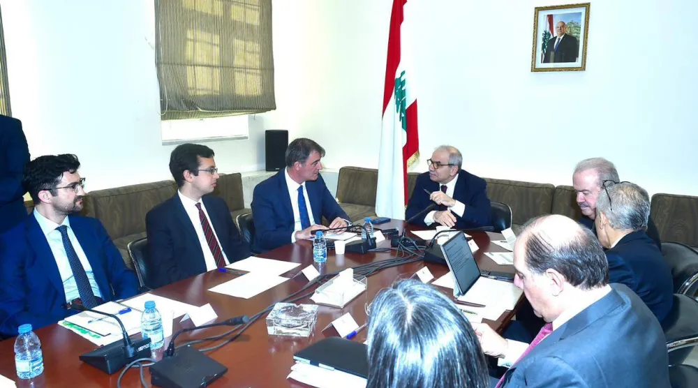 رئيس الحكومة نواف سلام مترئساً في يوليو الماضي اجتماعاً ضم رئيس بعثة صندوق النقد الدولي ووزيري المالية والاقتصاد والتجارة وحاكم مصرف لبنان (رئاسة الحكومة)