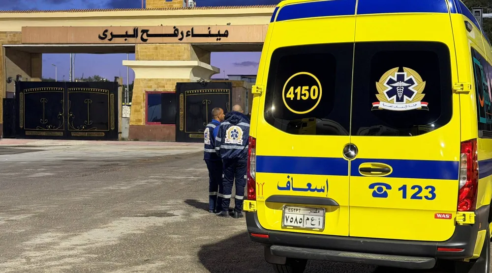 سيارة إسعاف مصرية قرب معبر رفح في 4 فبراير 2026 (رويترز)
