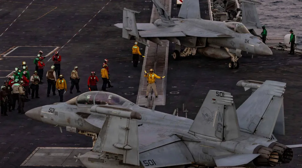 طائرة عسكرية أميركية على سطح حامل الطائرات من فئة «نيميتز» في بحر العرب (أ.ف.ب)