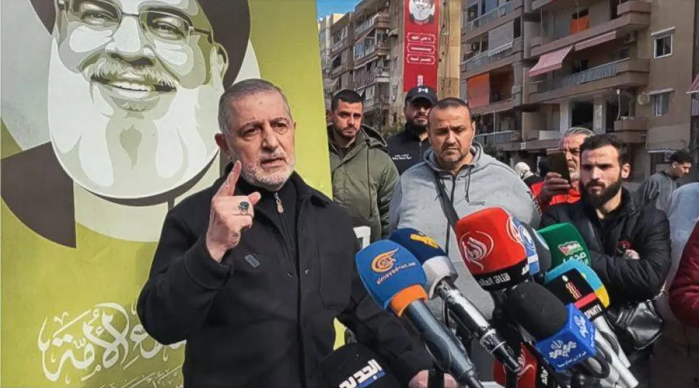 مسؤول وحدة الارتباط والتنسيق في الحزب وفيق صفا متحدثاً إلى الإعلام من موقع اغتيال أمين عام «حزب الله» حسن نصر الله في الضاحية الجنوبية لبيروت العام الماضي (وسائل التواصل الاجتماعي)