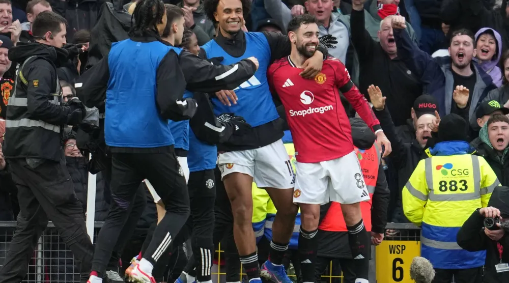 برونو فرنانديز (يمين) يحتفل بهدفه مع بدلاء مان يونايتد (أ.ب)