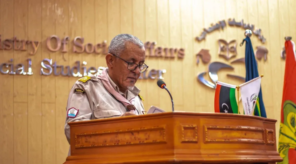 الزبير البكوش مرتدياً ملابس الكشافة (صورة متداولة على صفحات ليبية)