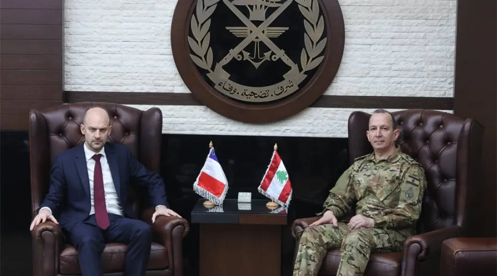 قائد الجيش العماد رودولف هيكل مستقبلاً وزير الخارجية الفرنسي جان نويل بارو (قيادة الجيش)