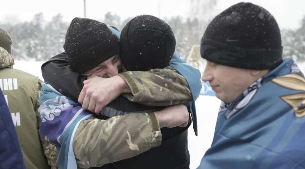 جانب من عملية تبادل الأسرى في موقع غير معلن بأوكرانيا الخميس (إ.ب.أ)