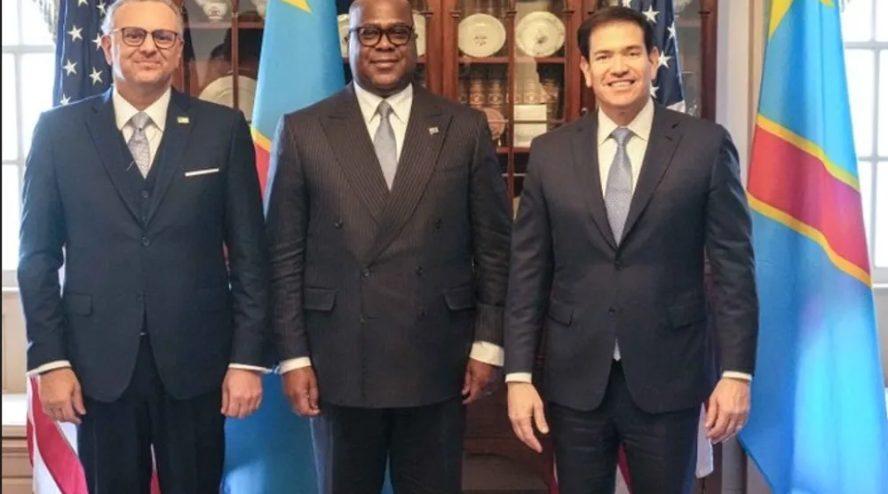 رئيس الكونغو الديمقراطية يتوسط وزير الخارجية الأميركي وكبير مستشاري ترمب (حساب وزارة الخارجية الأميركية على إكس)