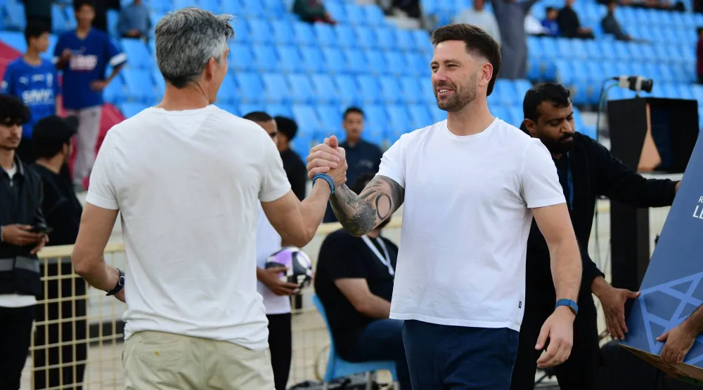  ديس باكنغهام مدرب فريق الخلود (تصوير: عبد الرحمن السالم) 