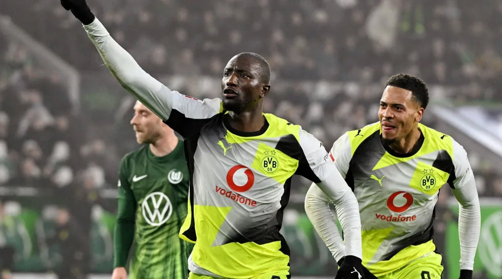 سيرو غيراسي (يسار) يحتفل بهدف الفوز القاتل لدورتموند (رويترز)