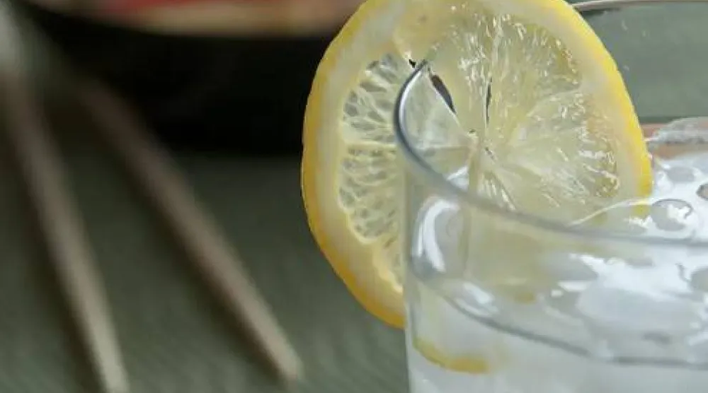 شرب كوب واحد من ماء الليمون يومياً يسهم في تعزيز جهازك المناعي (الشرق الأوسط)