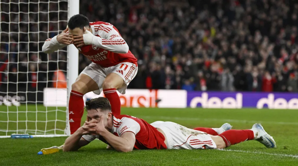 السويدي فيكتور جيوكيريس يحتفل بهدفه الثالث في مرمى سندرلاند (رويترز)