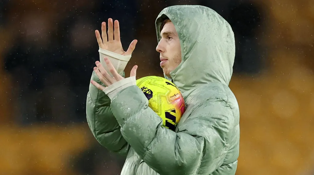 كول بالمر يحتفظ بكرة المباراة بعد تسجيله «هاتريك» في وولفرهامبتون (رويترز)