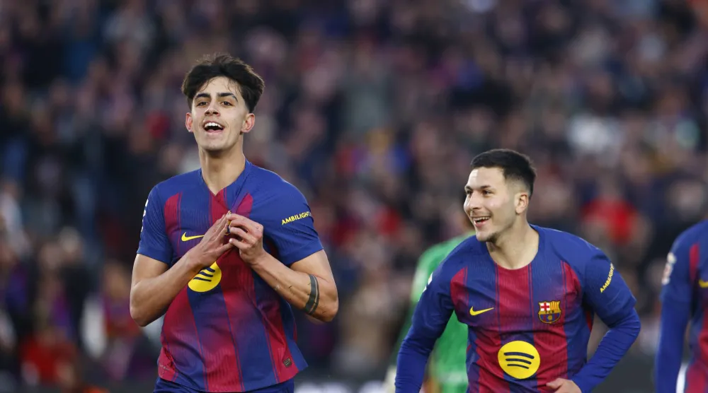 البديل مارك بيرنال (يسار) يحتفل بالهدف الثالث للبارسا (إ.ب.أ)