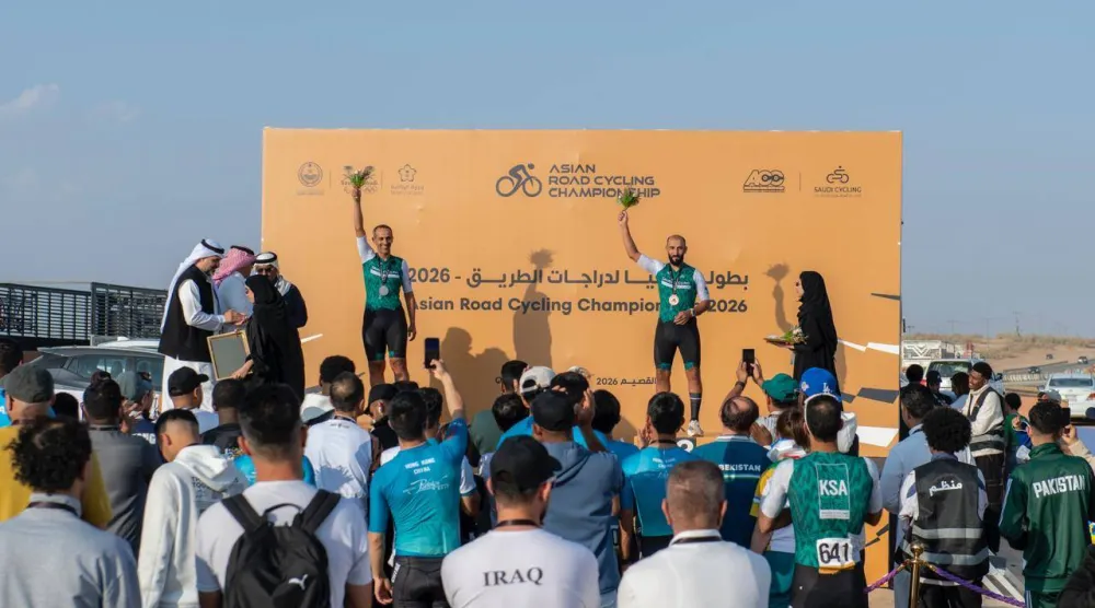 فيصل الشايع وأحمد العمراني يحتفلان بميداليتي بطولة آسيا لدراجات الطريق (الاتحاد السعودي للدراجات)